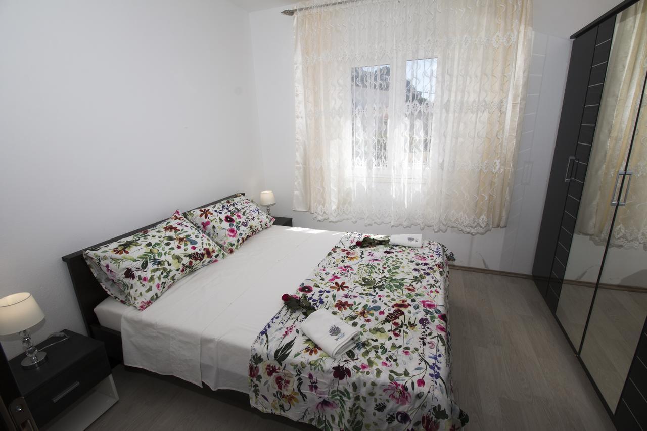 شقة Apartman Horizont أوميس المظهر الخارجي الصورة